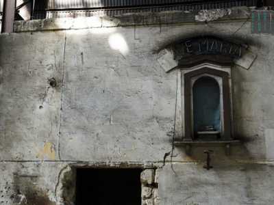 Un'edicola votiva priva della sua piccola statua